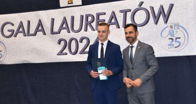 Starosta Policki pozuje do zdjęcia z nagrodzonym uczniem