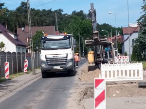 remont drogi, koparka z autem dostawczym