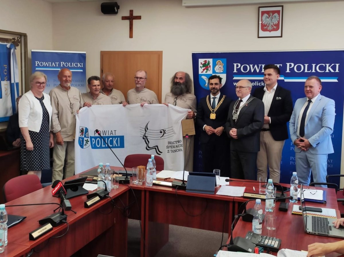 Śpiewacze Bractwo z Tanowa wraz z przedstawicielami Zarządu i Rady Powiatu w Policach popozuje do zdjęcia podczas III Sesji Rady Powiatu w Policach