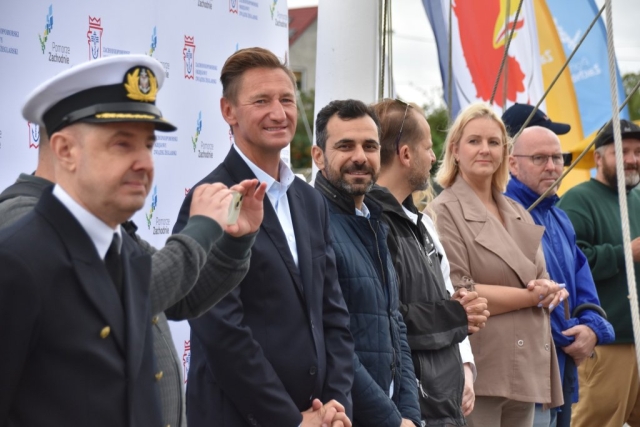 Zdjęcie zaproszonych gości pod ścianką