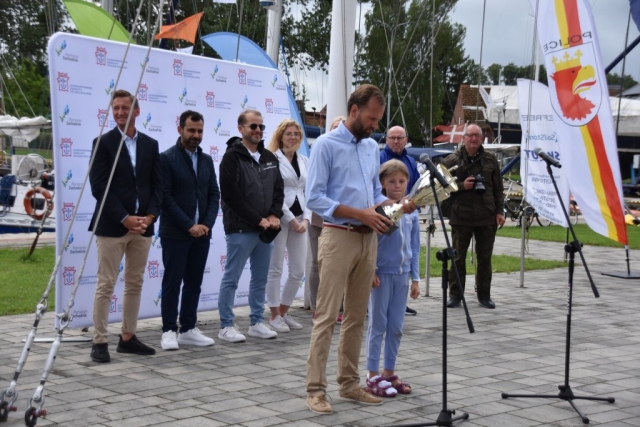 Obdarowanie 60. Etapowych Regat Turystycznych uroczystym pucharem