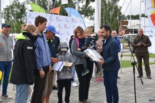 Starosta Policki wręcza podarunek na zakończeniu wydarzenia