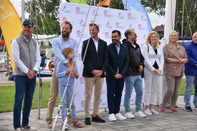 Goście zebrani na ściance podczas 60. Etapowych Regat Turystycznych w Trzebieży.