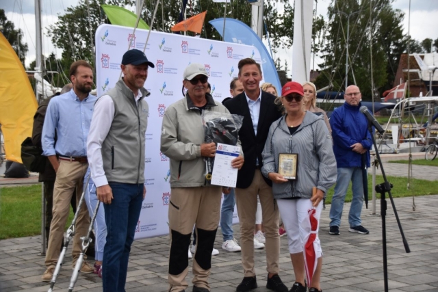 Marszałek Województwa Zachodniopomorskiego wręcza podarunek z okazji ukończenia wydarzenia