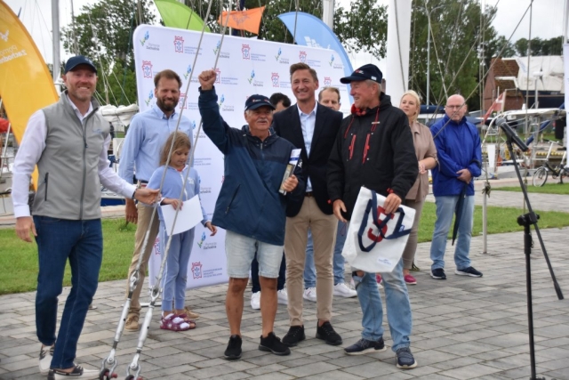 Marszałek Województwa Zachodniopomorskiego wręcza podarunek z okazji ukończenia wydarzenia