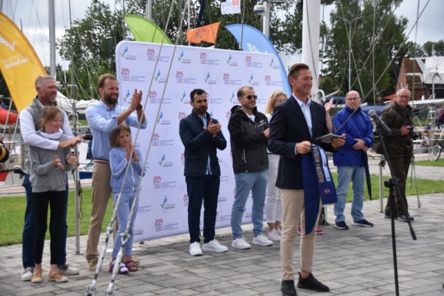 Marszałek Województwa Zachodniopomorskiego wręcza podarunek z okazji ukończenia wydarzenia