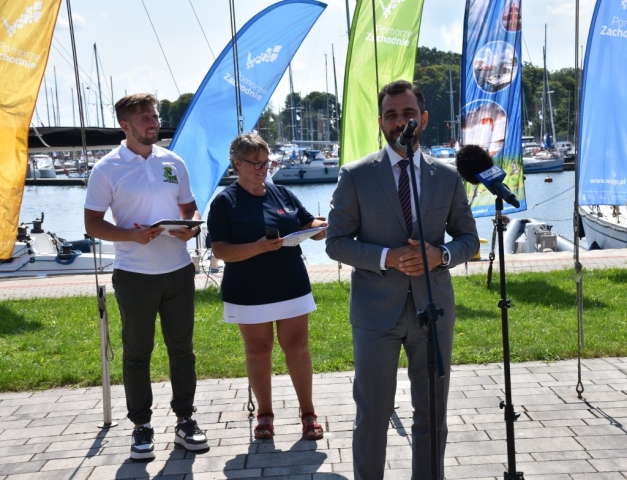 Przemowa Starosty Polickiego podczas rozpoczęcia wydarzenia.
