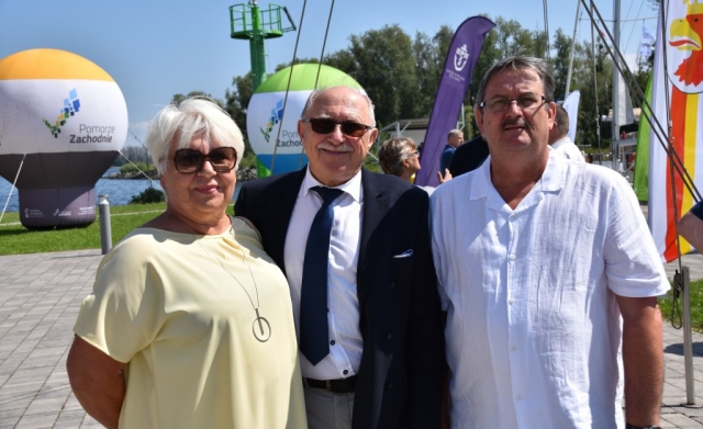 Przewodniczący Rady Powiatu w Policach podczas otwarcia 60. Etapowych Regat Turystycznych.