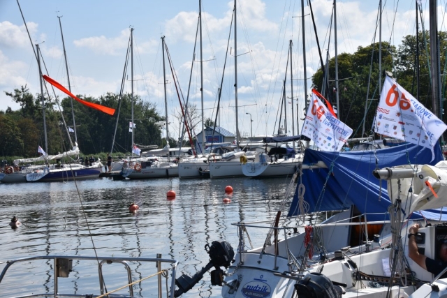 Zdjęcie łódek z oznaczeniami 60. Etapowych Regat Turystycznych.