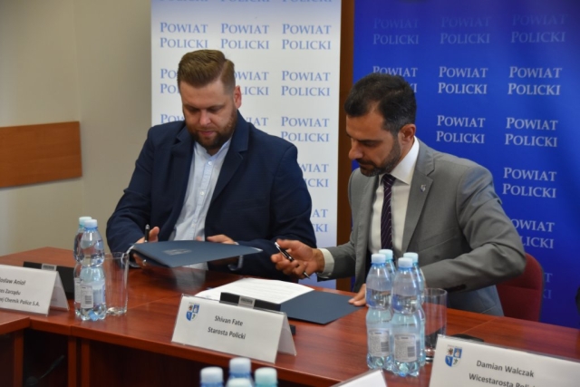 Starosta Policki podpisuje porozumienie z Prezesem Zarządu KPS Chemik Police S.A.
