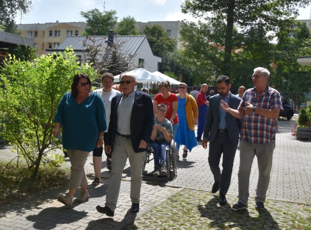 Wycieczka zaproszonych gości po podwórku w PSONI w Policach