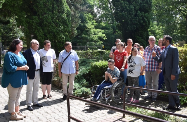 Wycieczka zaproszonych gości po podwórku w PSONI w Policach