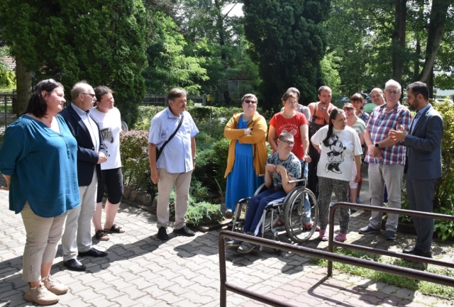 Podopieczni PSONI słuchają co mówi do nich Starosta Policki