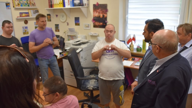 Zwiedzanie pokoi wewnątrz budynku w PSONI