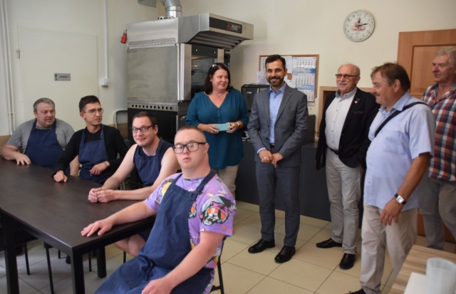 Zaproszeni goście z Powiatu Polickiego zwiedzają wnętrze PSONI