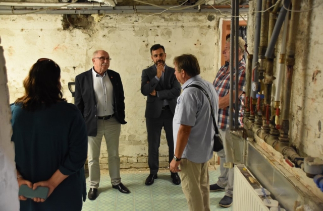 Zaproszeni goście z Powiatu Polickiego zwiedzają wnętrze PSONI