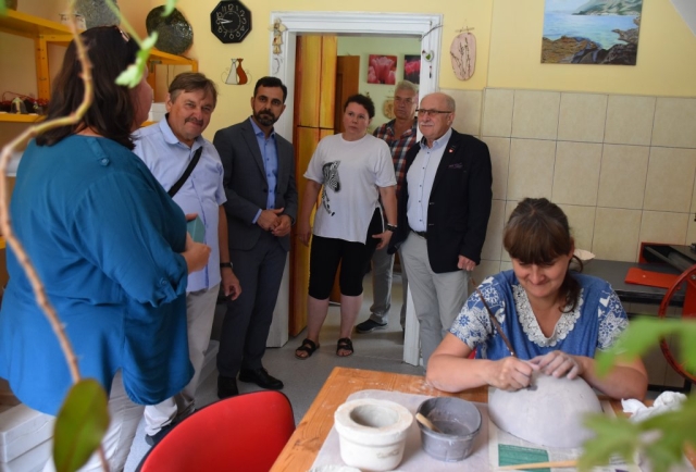 Zaproszeni goście z Powiatu Polickiego zwiedzają wnętrze PSONI