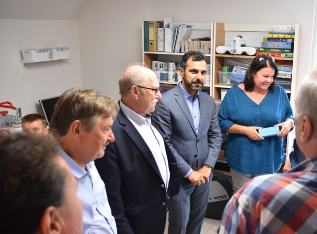 Zaproszeni goście z Powiatu Polickiego zwiedzają wnętrze PSONI