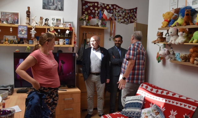 Zaproszeni goście z Powiatu Polickiego zwiedzają wnętrze PSONI