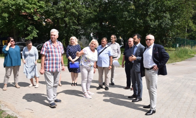 Zaproszeni goście na podwórzu w PSONI