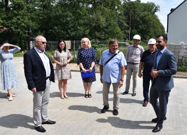 Zaproszeni goście na podwórzu w PSONI