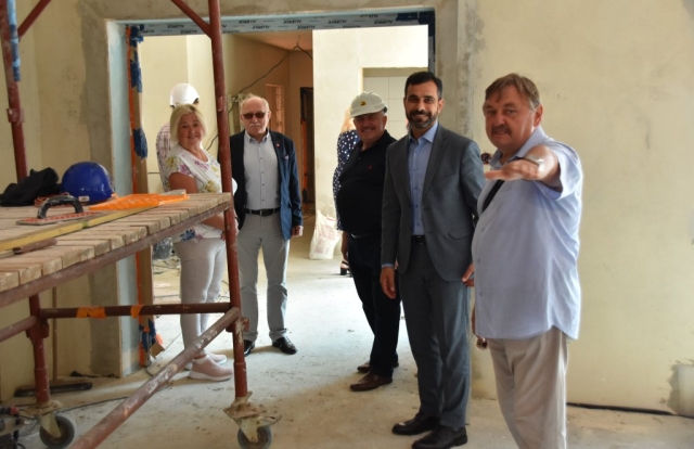 Zaproszeni goście z Powiatu Polickiego zwiedzają wnętrze PSONI