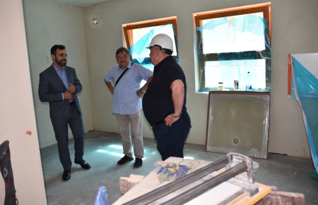 Zaproszeni goście z Powiatu Polickiego zwiedzają wnętrze PSONI