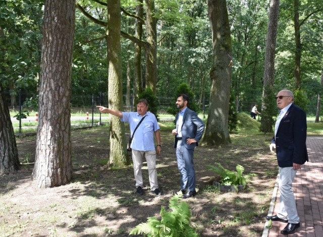 Goście na podwórzu PSONI