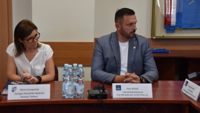 Członkowie spotkania słuchają wypowiedzi Starosty Polickiego.