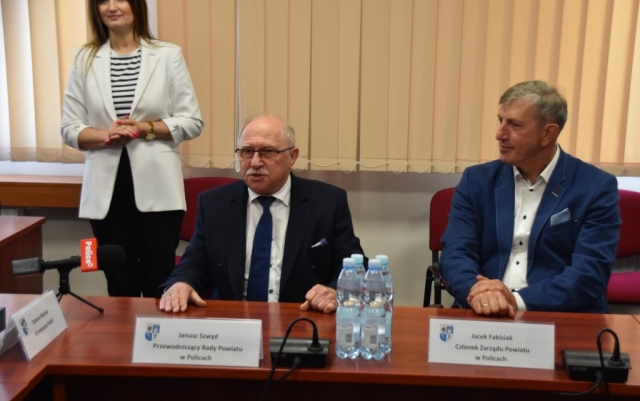 Przewodniczący Rady Powiatu w Policach Janusz Szwydb przemawia.