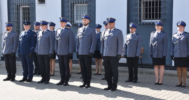 Policjanci przed wręczeniem odznaczeń i awansów.