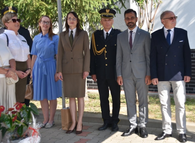 Przedstawiciele władz samorządowych na dziedzińcu Komendy Powiatowej w Policach.