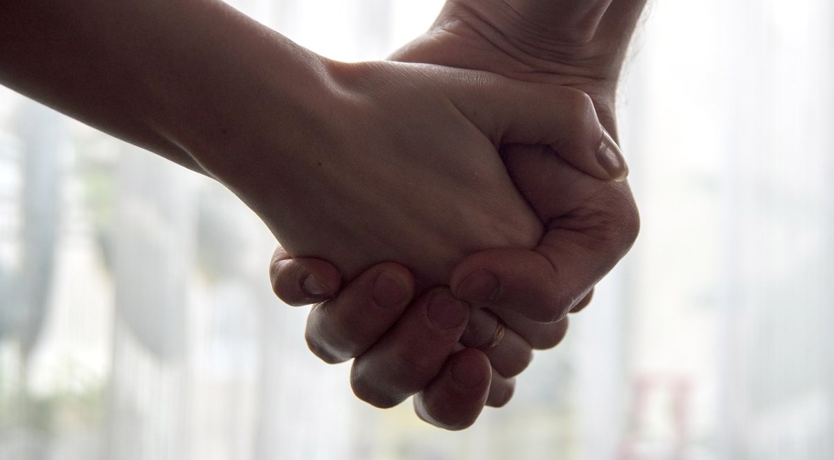dwoje ludzi trzyma się za ręce