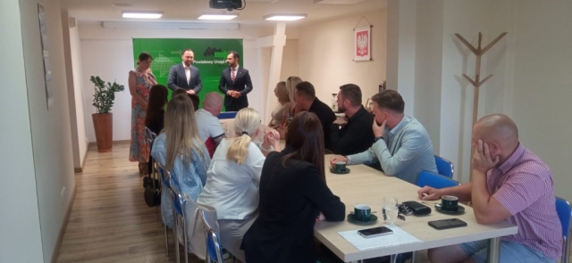 Starosta Policki wraz z Dyrektorem Powiatowego Urzędu Pracy w Policach prowadzą spotkanie z beneficjentami