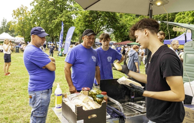 Stoisko z jedzeniem podczas obchodów Święta Leszcza w Nowym Warpnie