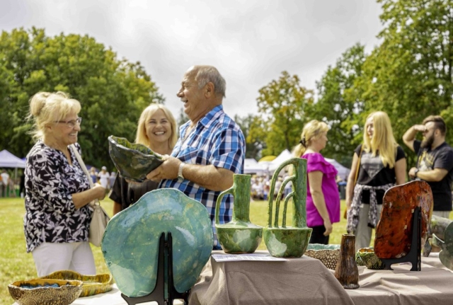 Stoisko z ozdobnymi naczyniami podczas obchodów Święta Leszcza w Nowym Warpnie