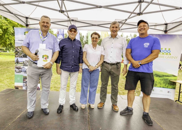 Organizatorzy wraz z zaproszonymi gośćmi z Powiatu Polickiego.