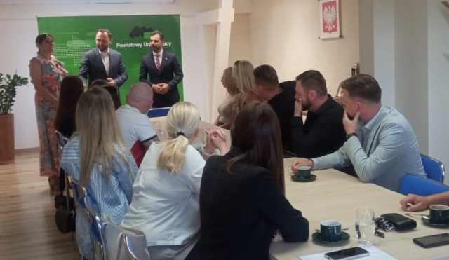 Starosta Policki wraz z Dyrektorem Powiatowego Urzędu Pracy w Policach prowadzą spotkanie z beneficjentami
