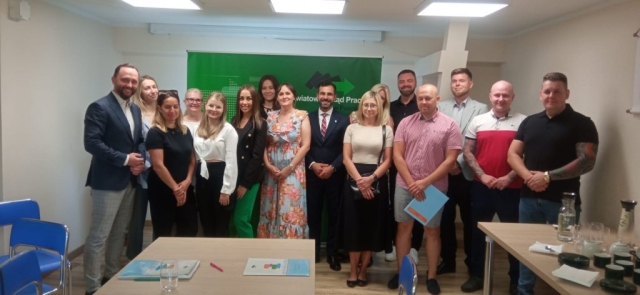 Zdjęcie grupowe prowadzących spotkanie wraz z nowymi beneficjentami