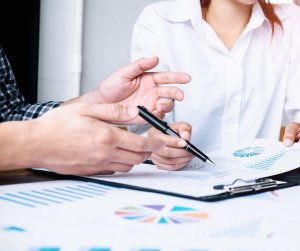 ręce nad dokumentami