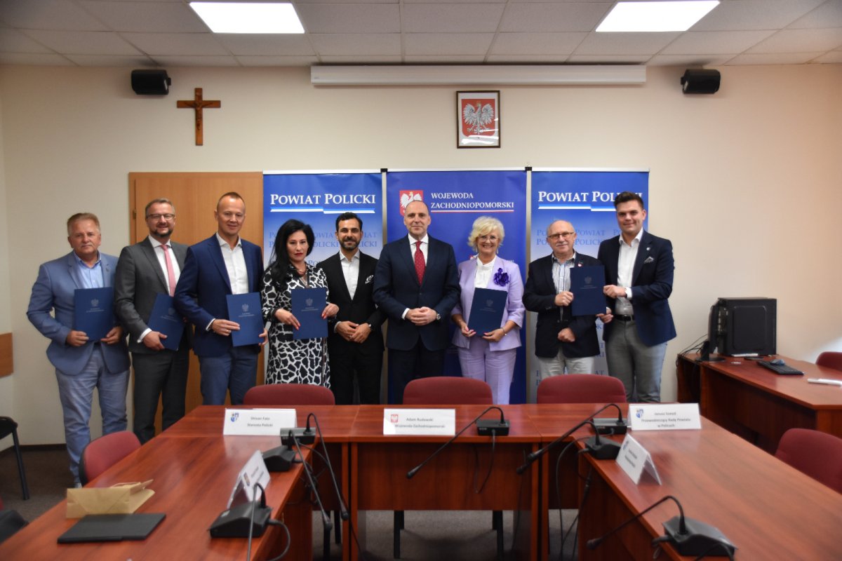 Beneficjenci programu stoją w sali sesyjnej starostwa powiatowego