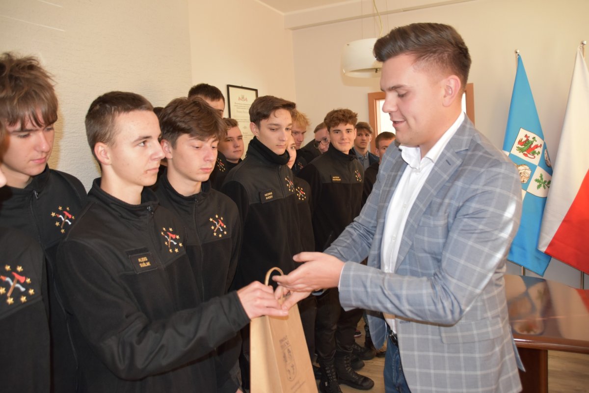 Wicestarosta rozdaje upominek