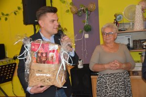 Wicestarosta z upominkiem