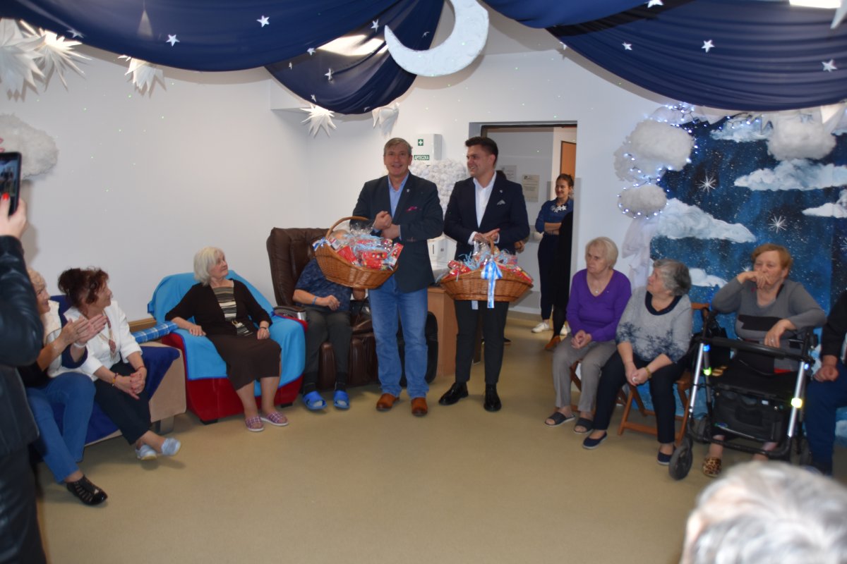 Przedstawiciele Powiatu Polickiego w domu seniora