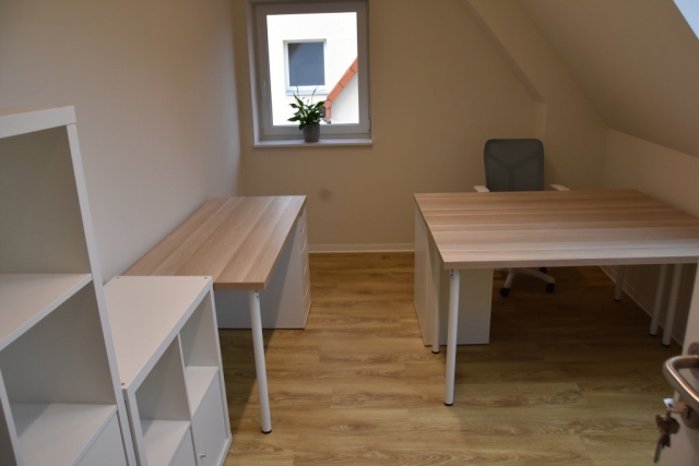 Zdjęcie pokoju, w którym znajdują się biurka do pracy