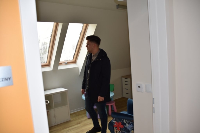 Wicestarosta ogląda odremontowane pokoje