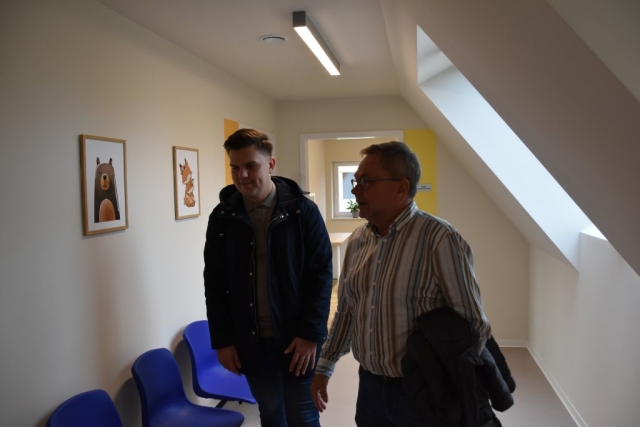 Wicestarosta jest oprowadzany po obiekcie