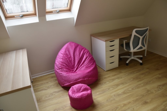 Pokój, w ktorym znajdują się biurka oraz króżowe miękkie pufy do siadania