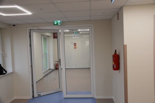 Zdjęcie szklanych drzwi stanowiących wyjście ewakuacyjne