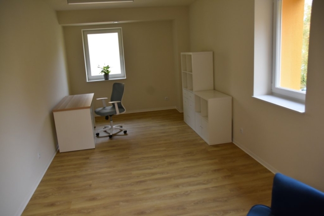 Zdjęcie pokoju, w którym znajdują się jasne meble.